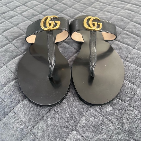 Gucci Sandals Women Size 42 or 12 GG Black Gold Leather Thong Shoe Flat T strap - Picture 3 of 13